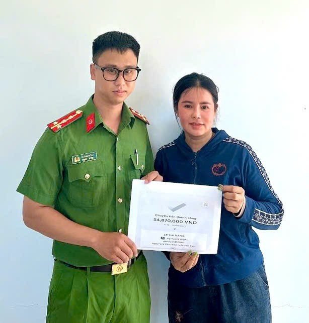 Nhờ sự hỗ trợ của Công an xã Vạn Đức, chị Lê Thị Hằng đã được trả lại số tiền chuyển nhầm.