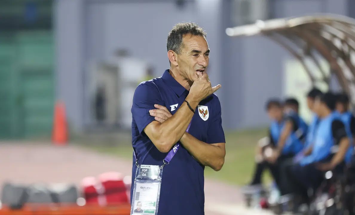 HLV Vanenburg gặp rất nhiều chỉ trích vì lối chơi thiếu hợp lý của U23 Indonesia