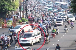 Hình ảnh xe cứu thương "chật vật" di chuyển trên Quốc lộ 13