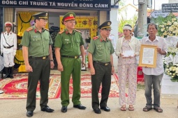 Tin tức trong ngày - Trao 150 triệu đồng hỗ trợ gia đình trung tá công an Đắk Lắk hy sinh