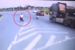 Clip: Hú vía thanh niên tạt đầu xe hổ vồ để đuổi theo bạn gái