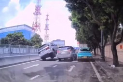 Clip: Ô tô đổ kềnh ra đường sau cú va chạm với xe khác đang chuyển làn