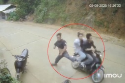 Clip: Người đàn ông vừa ra cửa đã bị cặp đôi đi xe máy tông ngã dập mông