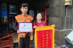 Thị trường - Tiêu dùng - Cứu nữ giám đốc thoát khỏi kho lạnh, shipper nhận thưởng hàng chục triệu đồng