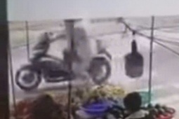 Tin tức trong ngày - Bất ngờ leo lên xe máy vặn tay ga, bé trai 7 tuổi tử vong