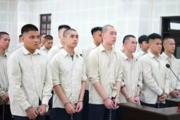 An ninh - Xã hội - 1 cú đấm trong quán karaoke, 26 người phải hầu tòa