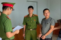 An ninh - Xã hội - Bắt gã đàn ông liên tục hành hạ con đẻ rồi quay clip gửi cho vợ