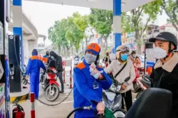 Giá xăng giảm vào ngày mai?
