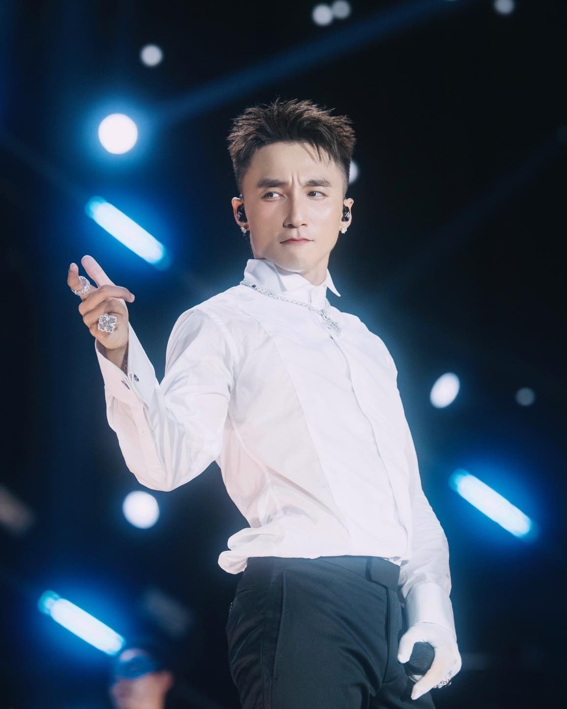Cùng ngày, “bá tước” Sơn Tùng M-TP và "hoàng tử" SOOBIN đụng độ outfit sân khấu - 3