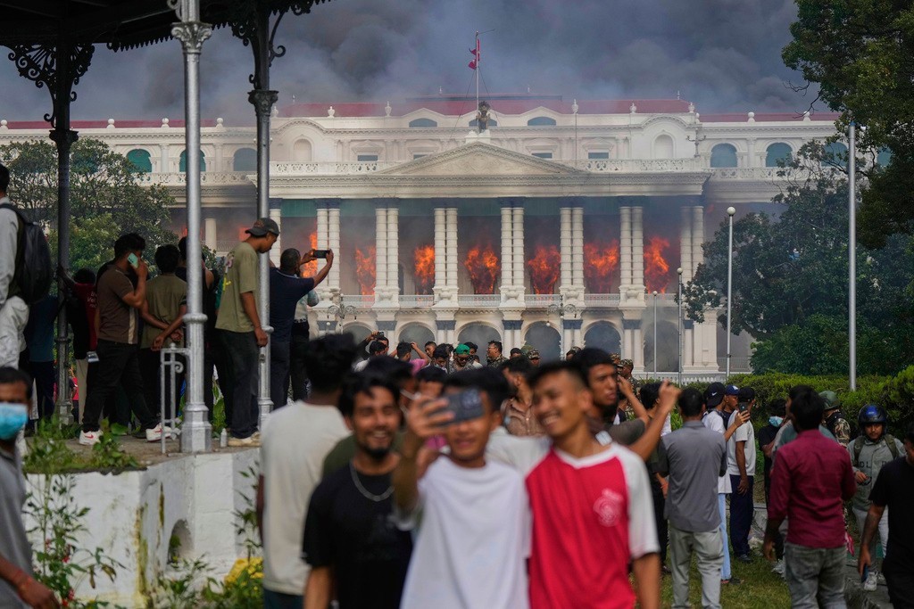 Người biểu tình Nepal phóng hỏa và tấn công trụ sở quốc hội và chính phủ. (Ảnh: AP)