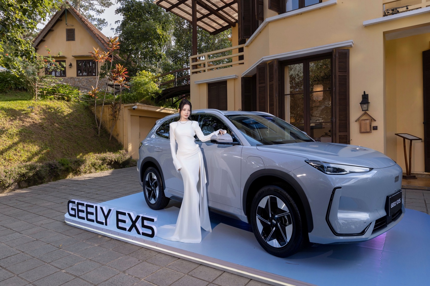 Mẫu xe điện EX5 của Geely cùng đại sứ thương hiệu là nghệ sĩ Chipu.