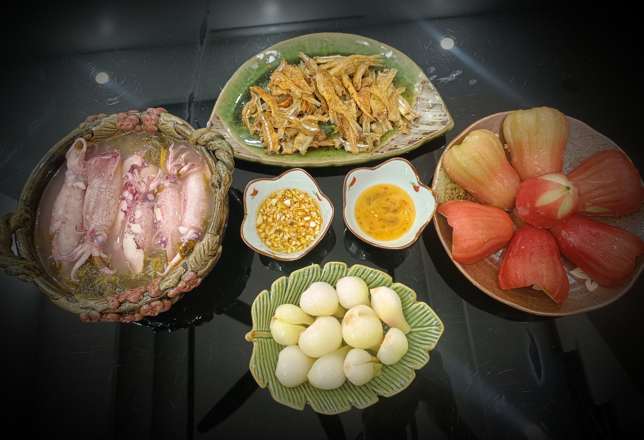 Lá rau vông vang có vị chua nhẹ, thanh mát có thể kết hợp với nhiều loại thực phẩm khác. Ngoài mực tươi, có thể nấu canh rau vông vang cùng&nbsp;thịt bò, thịt gà, cá,...
