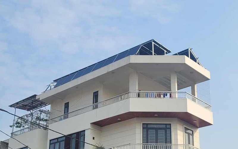 Diện tích sân thượng được chị Tuyền lắp đặt điện mặt trời, cung cấp điện năng cho gia đình. (Ảnh nhân vật cung cấp)