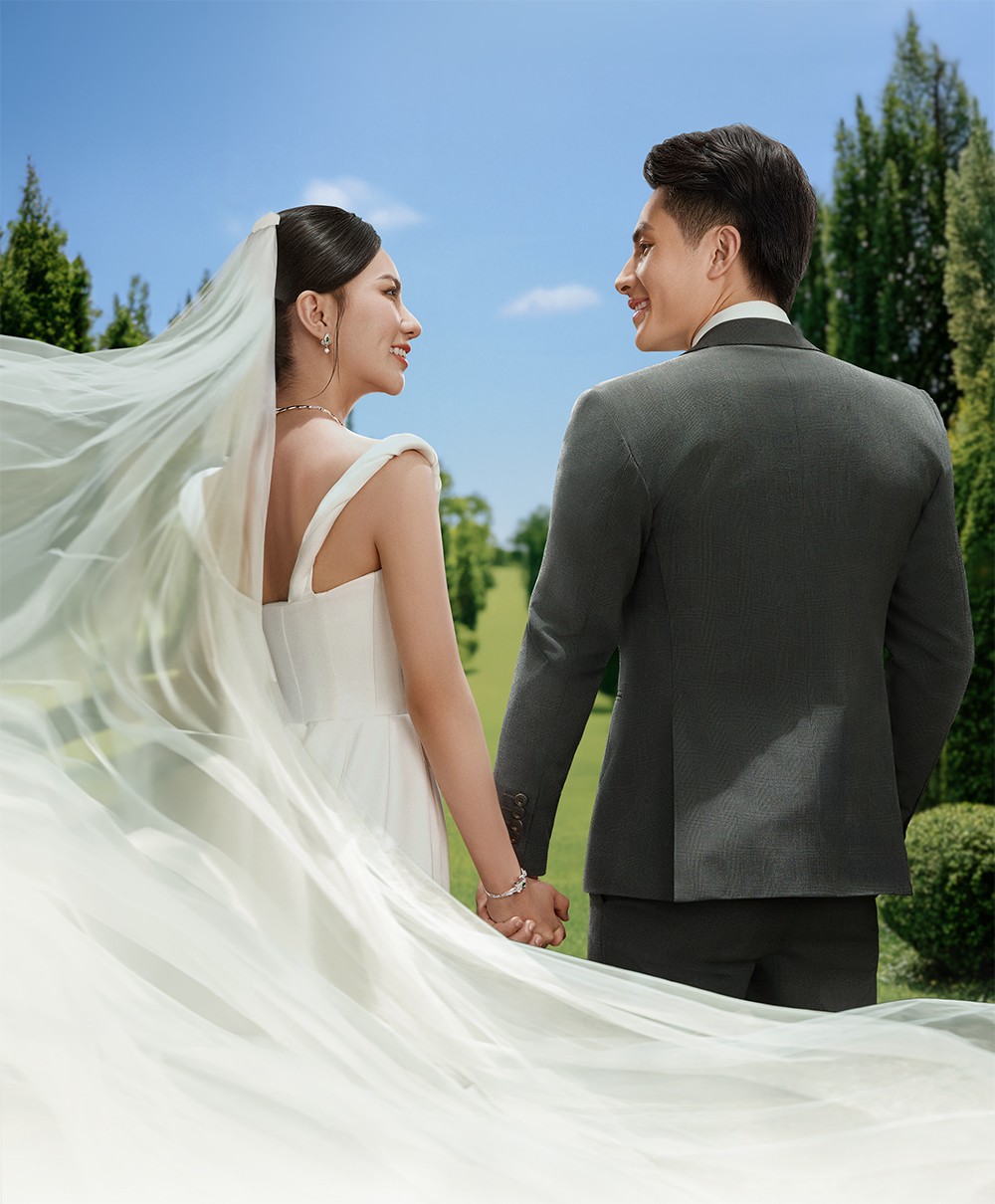 Kết hôn mở ra một hành trình dài lâu, nơi tình yêu được thử thách, được bồi đắp mỗi ngày bằng sự thấu hiểu và nỗ lực từ cả hai phía. Ảnh: PNJ.