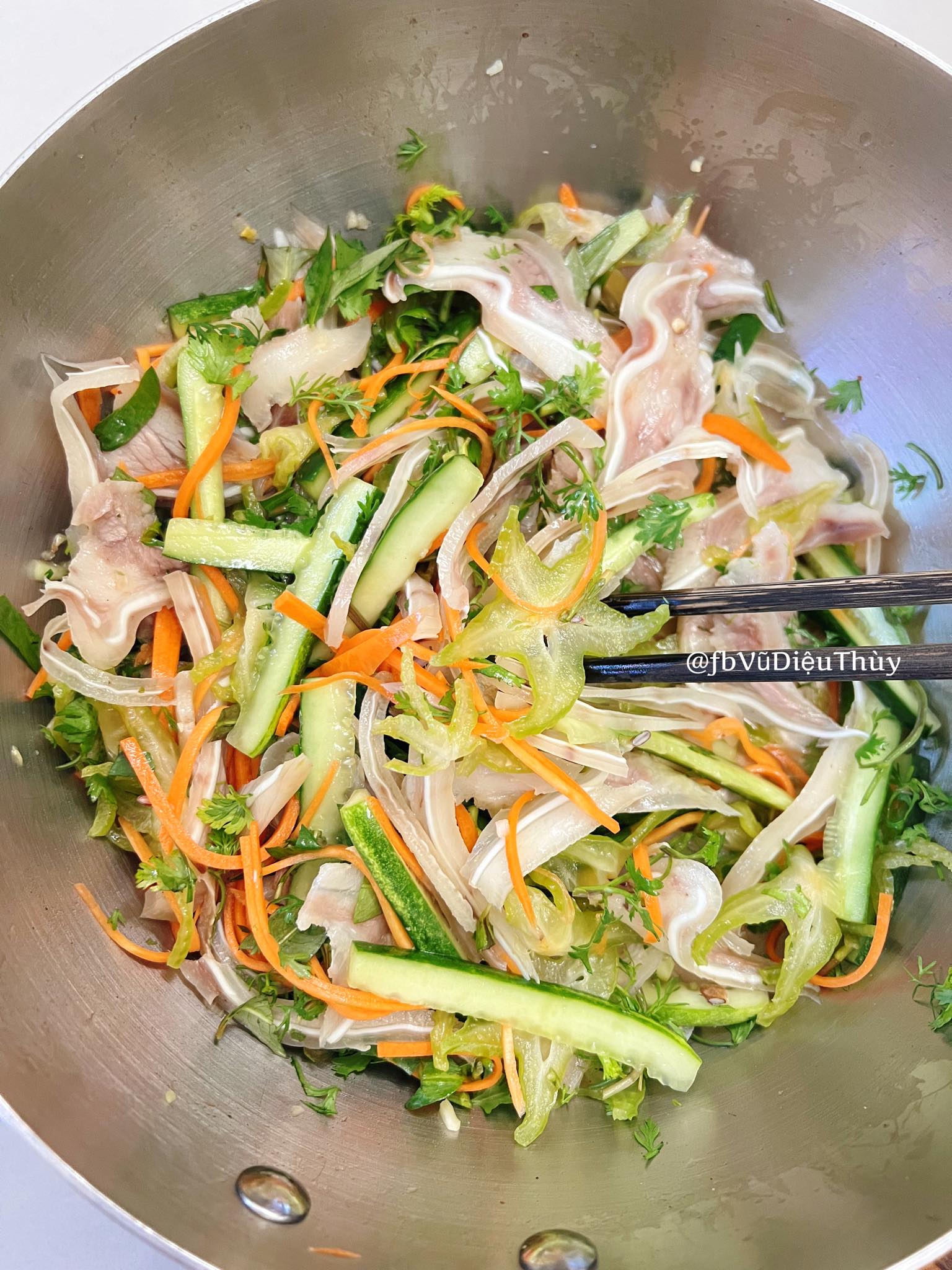 Cuối cùng trộn đều tất cả các nguyên liệu, vắt thêm chút chanh hoặc quất để cân bằng vị, thêm rau thơm thái nhỏ là hoàn thiện.