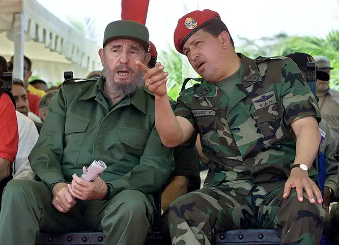 Ông Chavez (phải) trò chuyện với lãnh tụ Cuba Fidel Castro vào năm 2001. Ảnh: AFP.