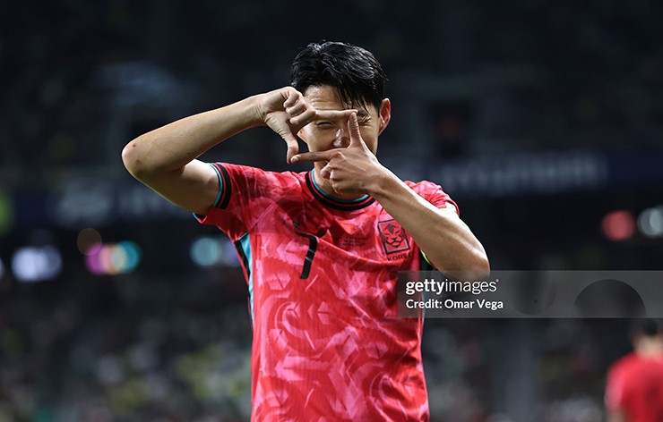 Son Heung Min ăn mừng sau pha vô lê ghi bàn vào lưới Mexico