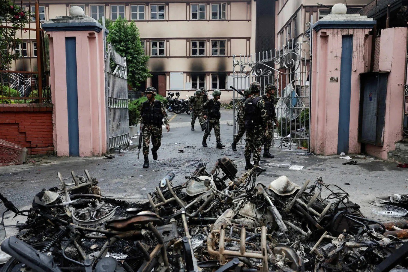 Binh sĩ Nepal bảo vệ Tòa án Tối cao khi lệnh giới nghiêm được ban bố (ảnh: Reuters)
