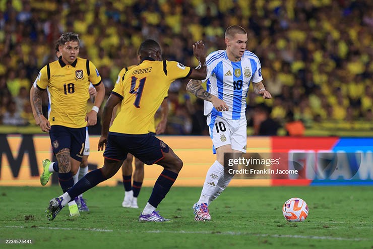 Franco Mastantuono (áo xanh trắng) khoác áo số 10 của tuyển Argentina