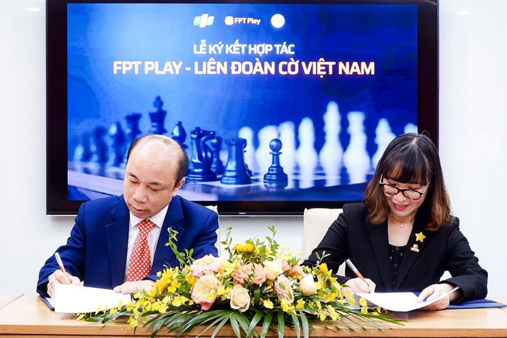 Ông Nguyễn Minh Thắng - đại diện Liên đoàn Cờ Việt Nam và bà Tô Nam Phương - đại diện FPT Play tại buổi lễ ký kết (Ảnh: FPT Play)