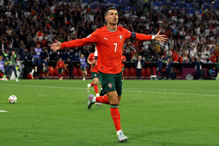 Ronaldo tiếp tục chứng minh anh vẫn là hiện tượng toàn cầu, bất chấp tuổi tác