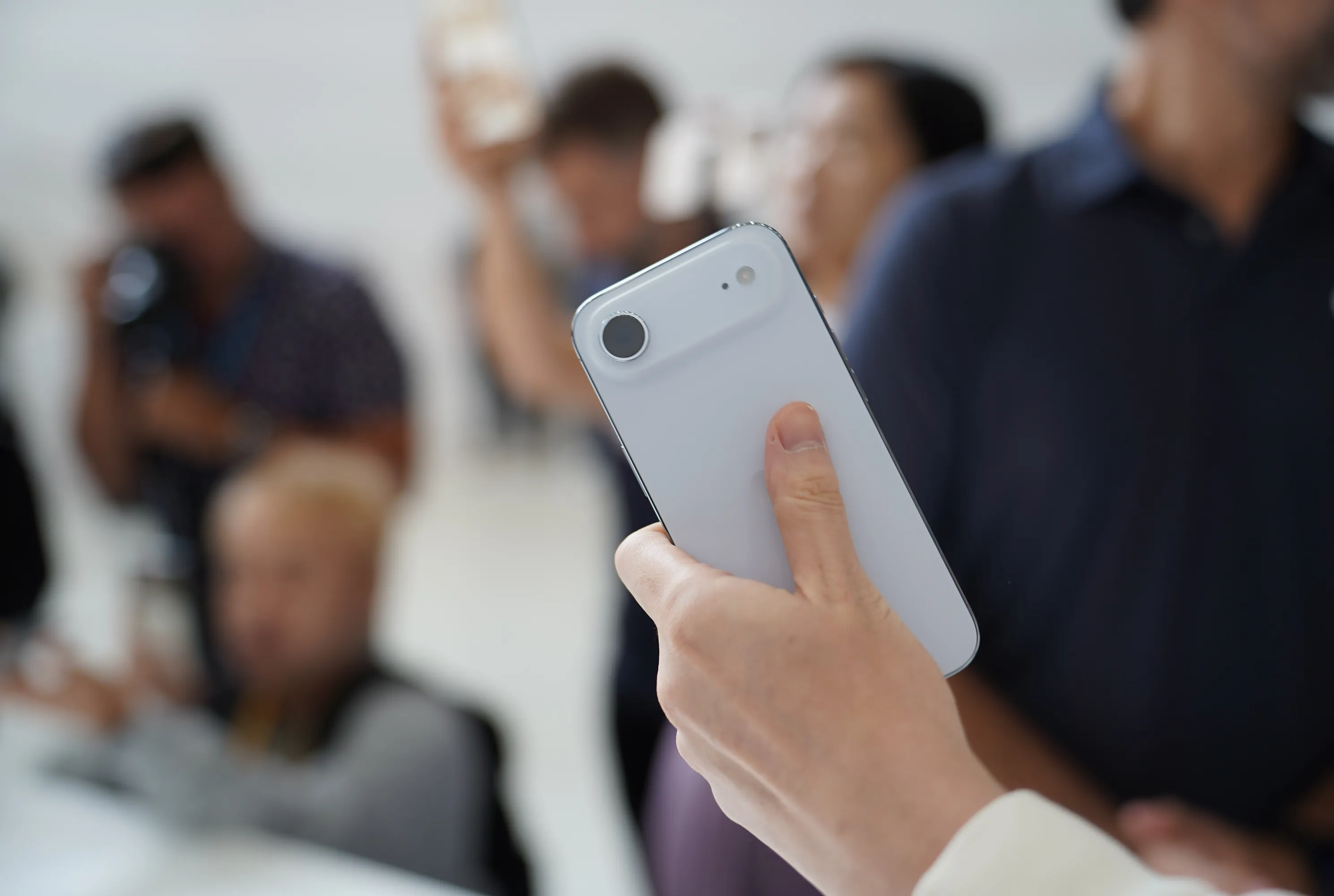 Lần đầu tiên, Apple giới thiệu một phiên bản iPhone hoàn toàn mới là iPhone Air với độ mỏng ấn tượng chỉ 5,6mm.