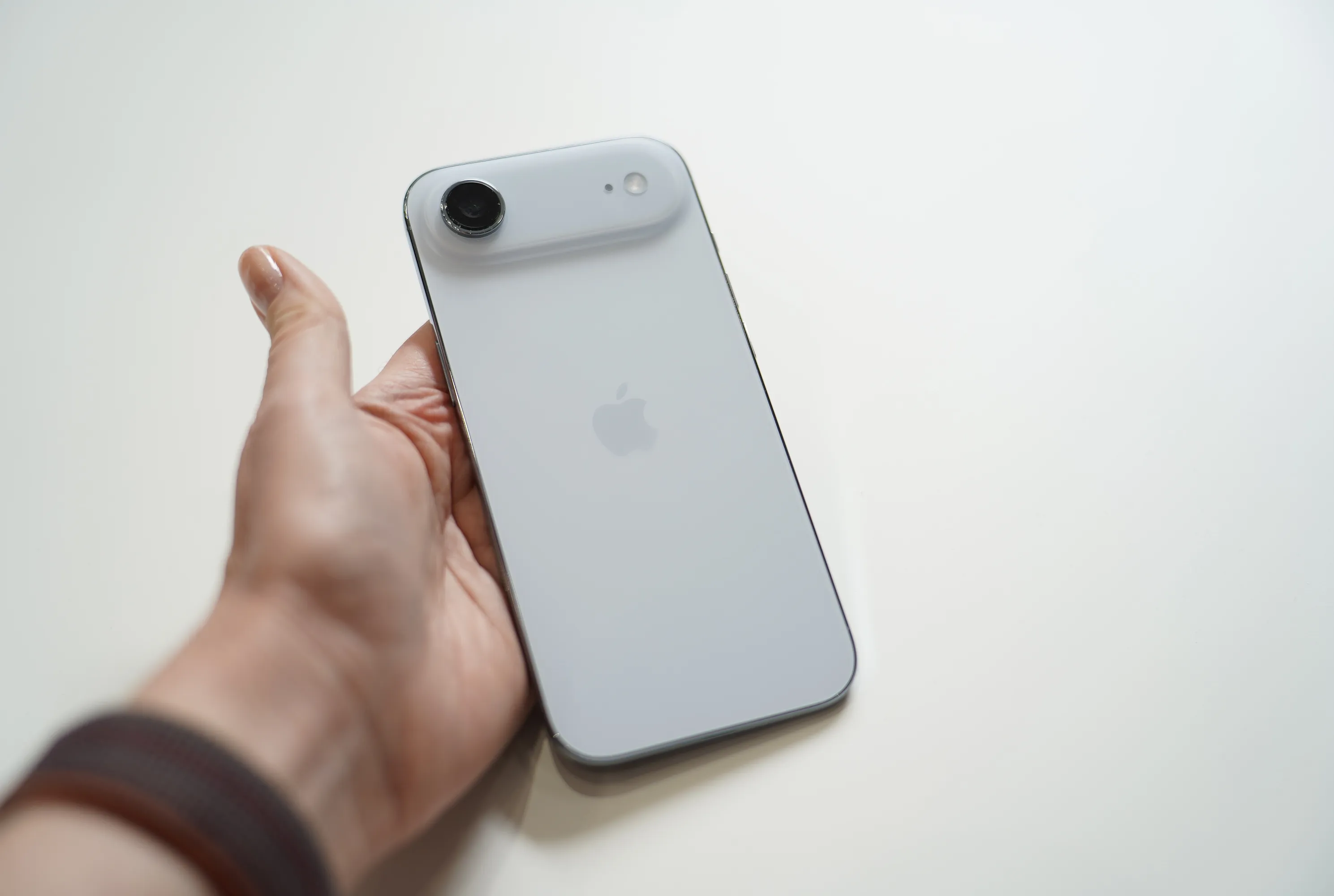 iPhone Air được trang bị vi xử lý Apple A19 Pro, mạnh hơn 3 lần so với A18 Pro trước kia. Đồng thời, máy được trang bị modem Wi-Fi 7 và Bluetooth 6.