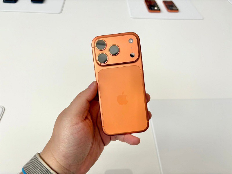 iPhone 17 ra mắt với phiên bản mới màu cam bắt mắt. (Ảnh: Nguyễn Ngọc Duy Luân)