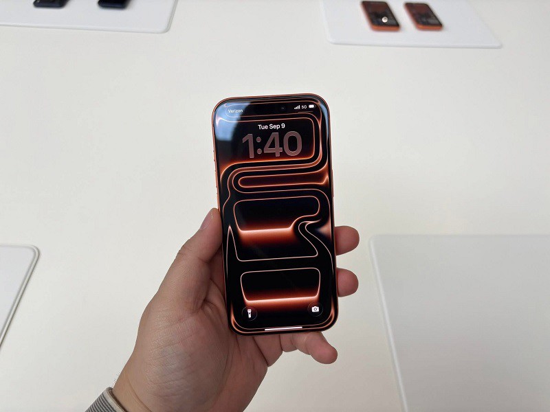 Theo anh Luân, bản iPhone 17 năm nay sẽ phù hợp với rất nhiều người, khi mà nhược điểm của iPhone 16 đã được khắc phục, với màn hình 120Hz, to hơn khi lên đến 6,3 inch, camera 48MP. (Ảnh: Nguyễn Ngọc Duy Luân)