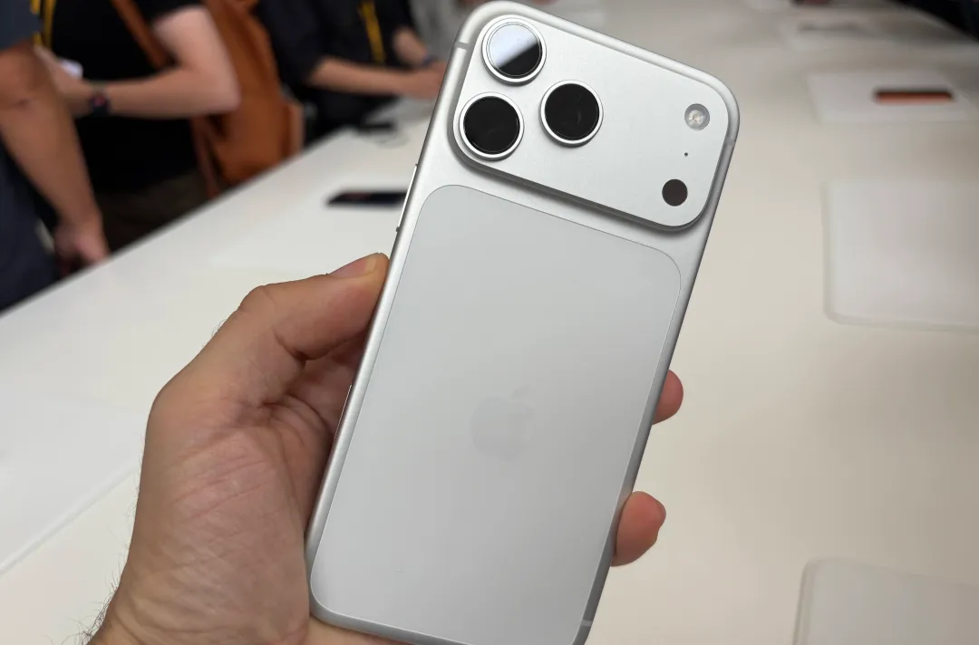 Nhân vật đáng mong chờ nhất đã xuất hiện, iPhone 17 Pro với cụm camera kiểu mới đúng như đồn đoán.
