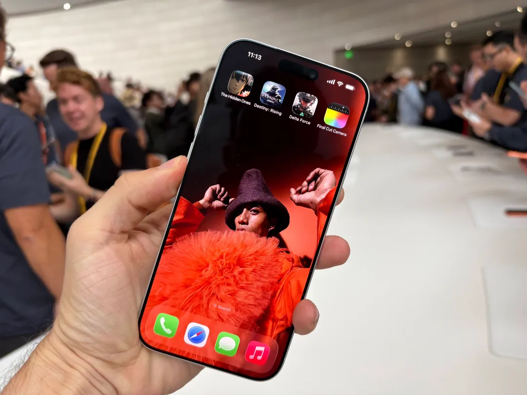iPhone 17 Pro với vi xử lý Apple A19 Pro cho hiệu năng mạnh hơn 40% so với iPhone 16 Pro, mặt lưng bền bỉ hơn 4 lần và mặt kính chống trầy xước tốt hơn 3 lần so với thế hệ trước.
