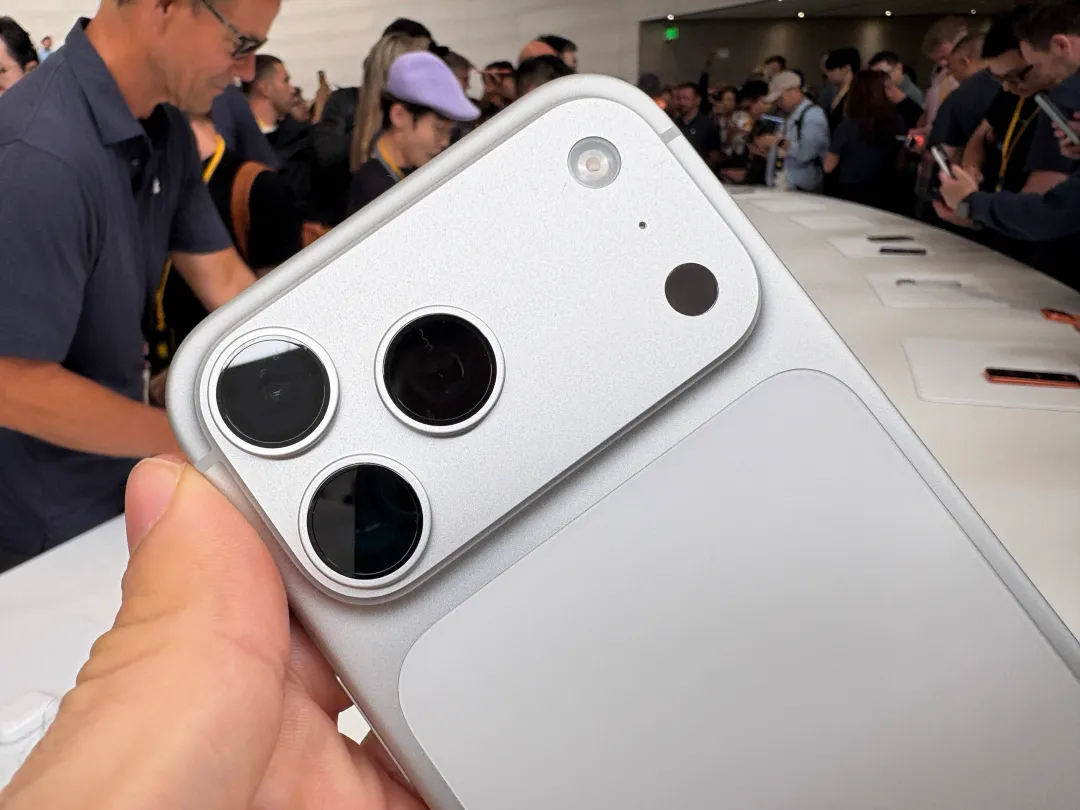Camera trên iPhone 17 Pro mang tới những nâng cấp giá trị, đặc biệt là khả năng zoom quang học và chụp góc rộng. Cụm 3 camera sau đều có độ phân giải 48MP.