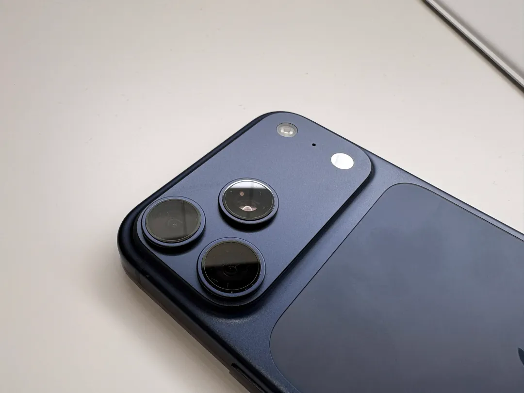 iPhone 17 Pro Max có giá khởi điểm từ 37,99 triệu đồng.