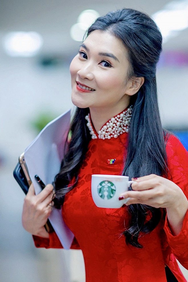 Chân dung BTV Khánh Trang vừa trở lại bản tin Thời sự 19h VTV - 11