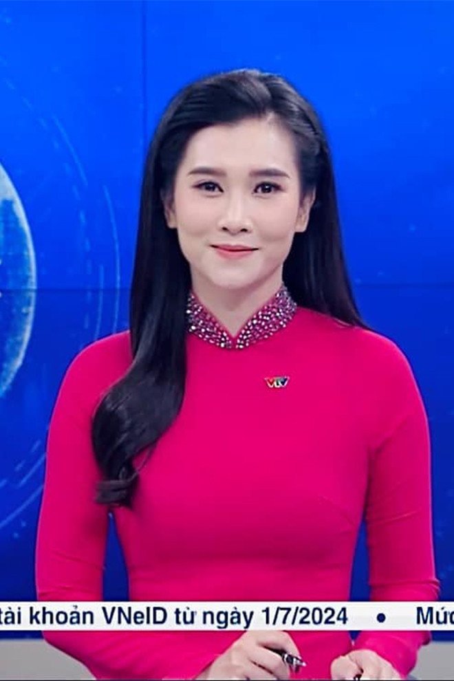 Chân dung BTV Khánh Trang vừa trở lại bản tin Thời sự 19h VTV - 14
