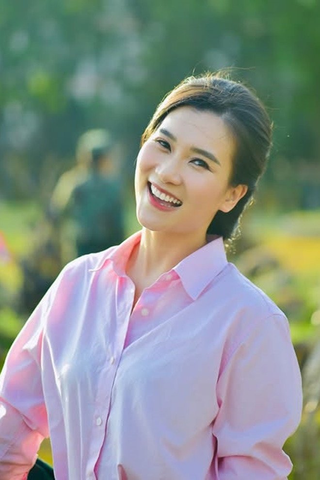 Chân dung BTV Khánh Trang vừa trở lại bản tin Thời sự 19h VTV - 17