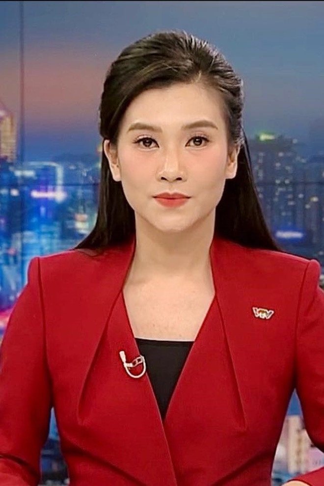 Chân dung BTV Khánh Trang vừa trở lại bản tin Thời sự 19h VTV - 1