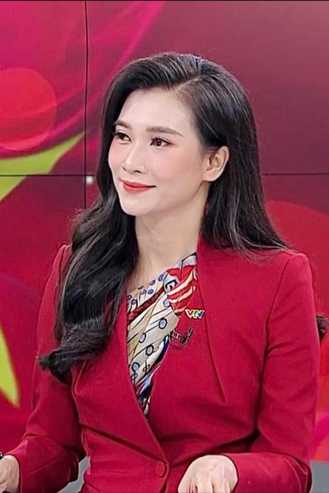 Chân dung BTV Khánh Trang vừa trở lại bản tin Thời sự 19h VTV - 2