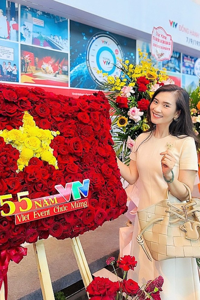 Chân dung BTV Khánh Trang vừa trở lại bản tin Thời sự 19h VTV - 3