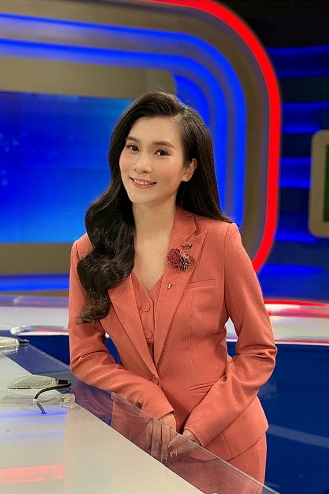 Chân dung BTV Khánh Trang vừa trở lại bản tin Thời sự 19h VTV - 6