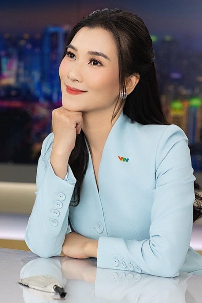 Chân dung BTV Khánh Trang vừa trở lại bản tin Thời sự 19h VTV - 8