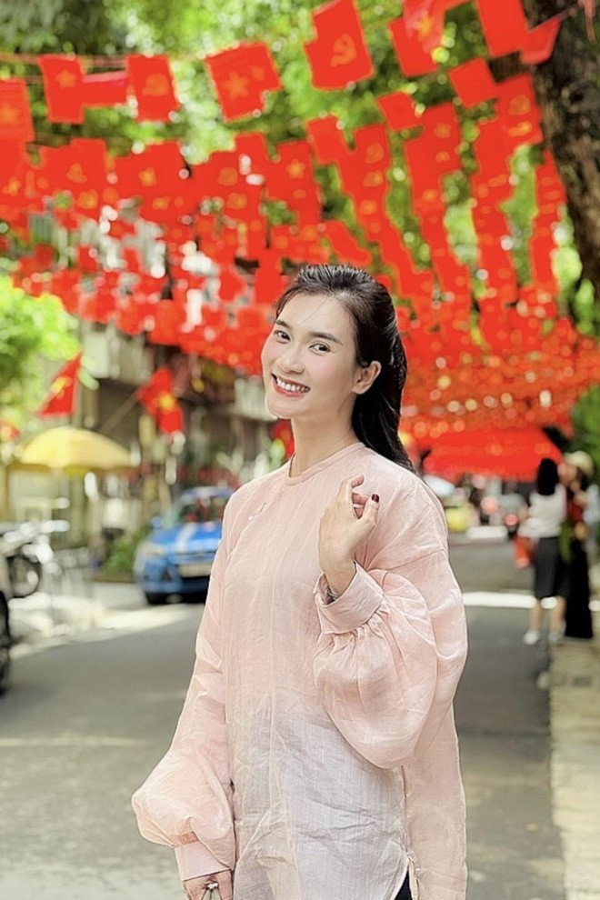 Chân dung BTV Khánh Trang vừa trở lại bản tin Thời sự 19h VTV - 18