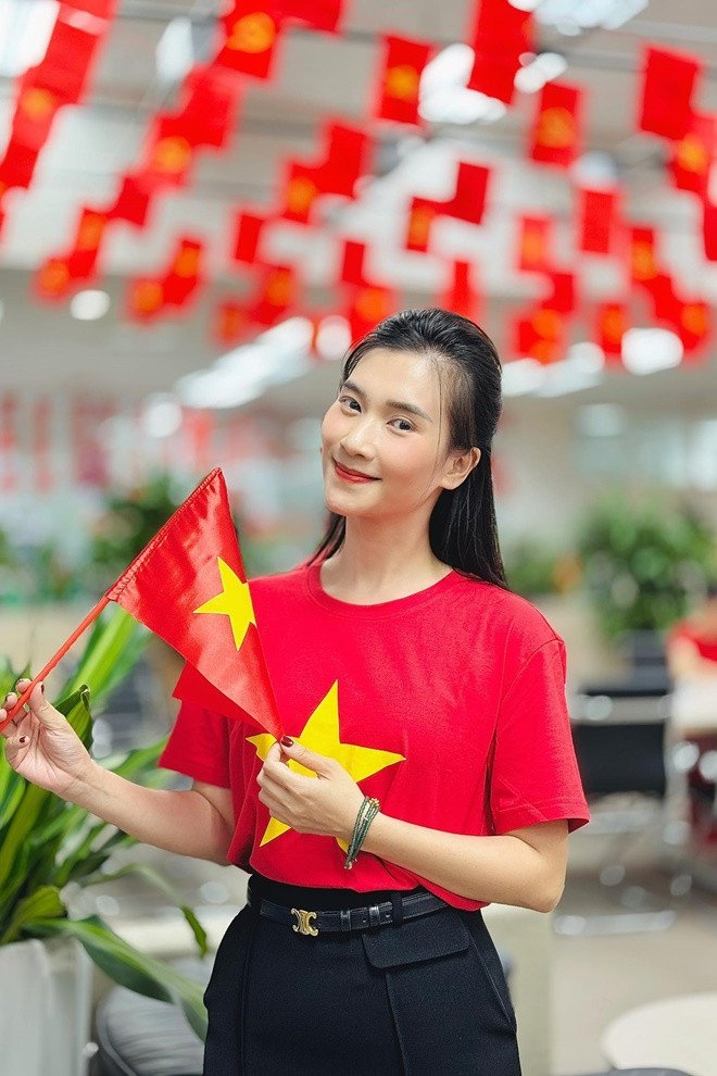 Chân dung BTV Khánh Trang vừa trở lại bản tin Thời sự 19h VTV - 21