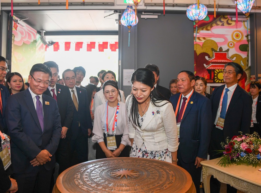 Công chúa Nhật Bản tìm hiểu về trống đồng Việt Nam