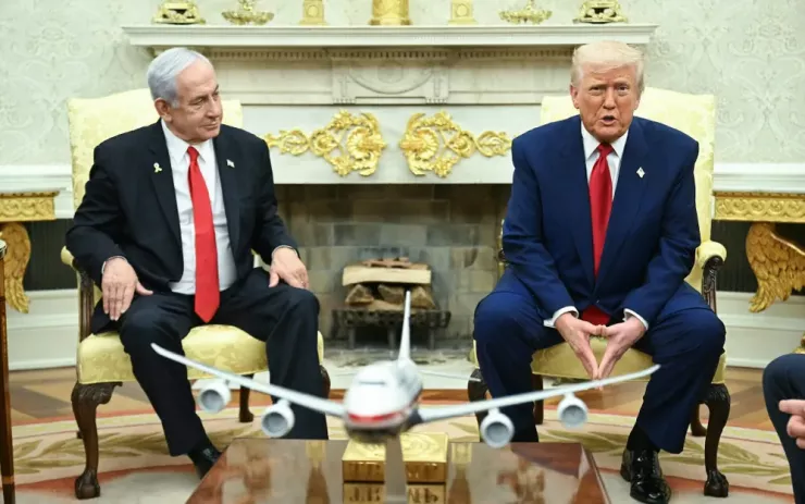 Tổng thống Mỹ Donald Trump (trái) tiếp Thủ tướng Israel - ông Benjamin Netanyahu tại Nhà Trắng hồi tháng 4. Ảnh: Saul Loeb / AFP