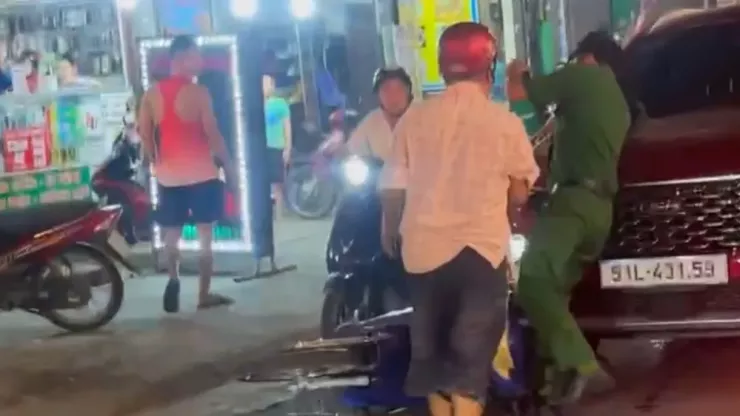 Người đàn ông xô đẩy người thanh niên xung phong. Ảnh cắt từ clip