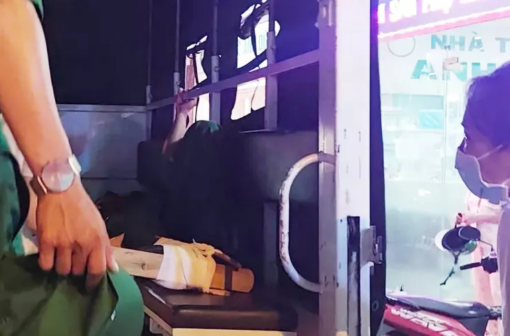 Riêng người thanh niên xung phong bị thương ở chân được đưa vào bệnh viện sơ cấp cứu. Ảnh: HT