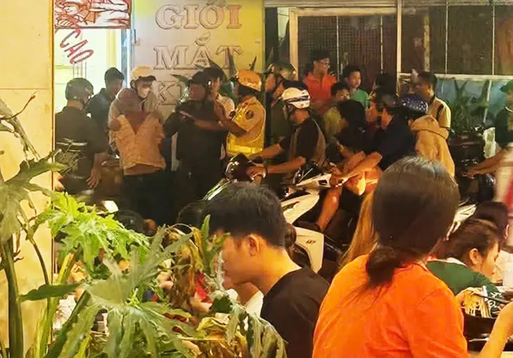 Công an sau đó khống chế người đàn ông này. Ảnh: HT