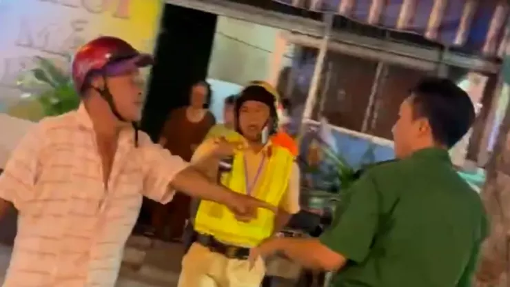 Người đàn ông bất hợp tác, to tiếng với lực lượng chức năng. Ảnh cắt từ clip