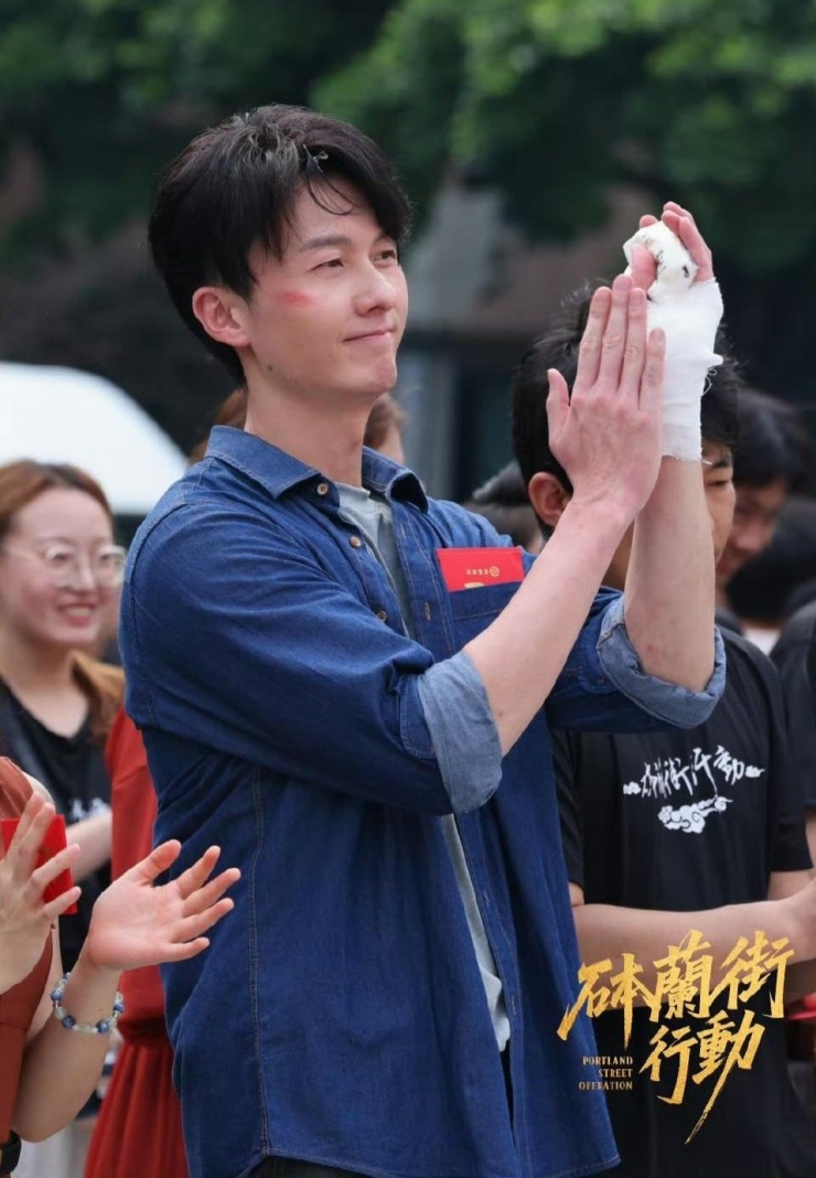 Nam diễn viên bị nứt xương sườn và bong gân tay chân khi đóng cảnh hành động.